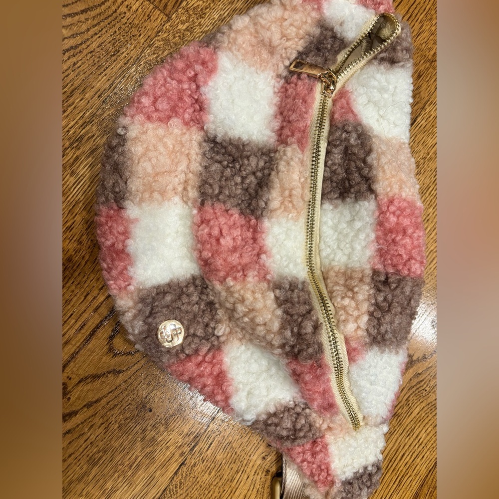 Simply Southern Checker Sherpa Fanny Pack Adjustable Waist Belt Nwot - Picture 2 of 3